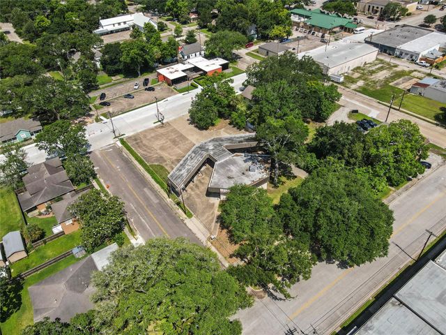 218 W Blum Street, Alvin, TX 77511