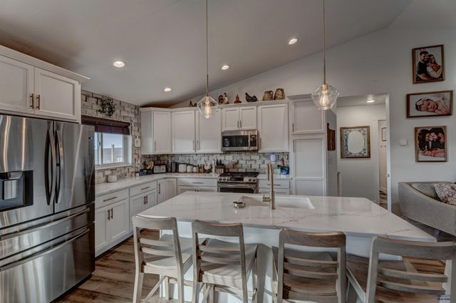 22933 GATEWAY DR, Box Elder, SD 57719