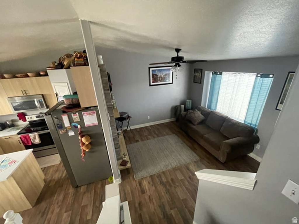 Image 3 of property listing at 2376 S 2885 W, Syracuse, UT 84075