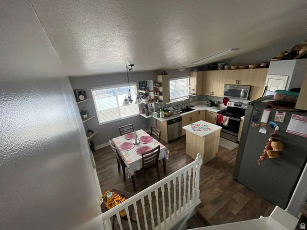 Image 4 of property listing at 2376 S 2885 W, Syracuse, UT 84075