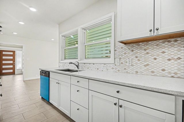 2005 Mary Moody Northen Boulevard, Galveston, TX 77551