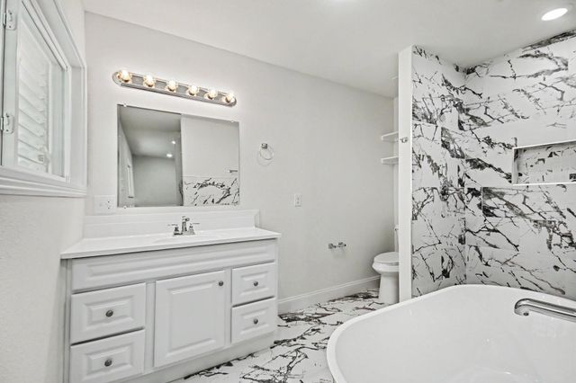 2005 Mary Moody Northen Boulevard, Galveston, TX 77551
