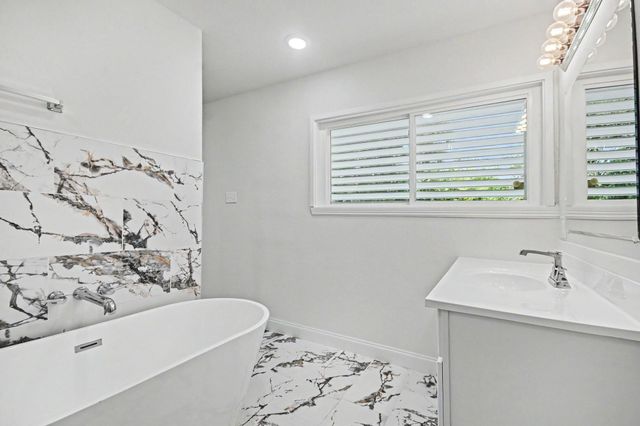 2005 Mary Moody Northen Boulevard, Galveston, TX 77551