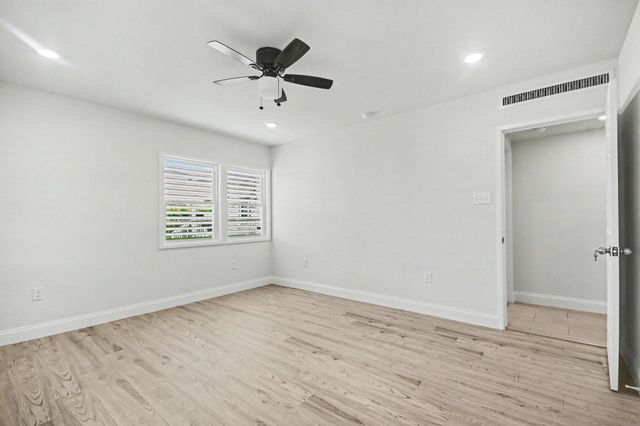 2005 Mary Moody Northen Boulevard, Galveston, TX 77551