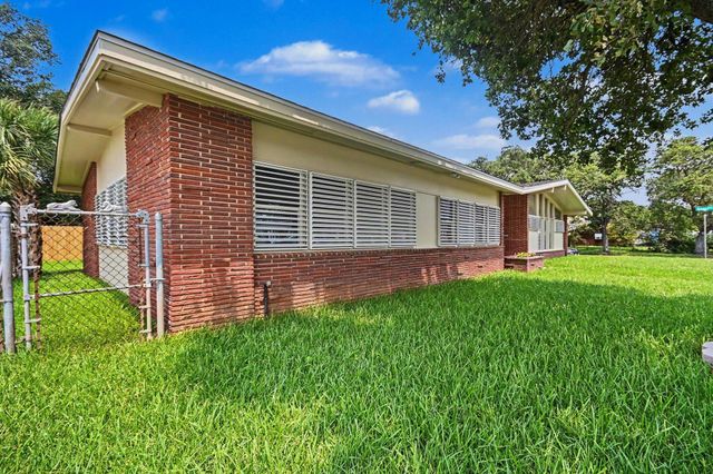 2005 Mary Moody Northen Boulevard, Galveston, TX 77551