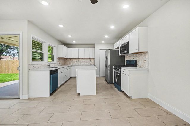 2005 Mary Moody Northen Boulevard, Galveston, TX 77551