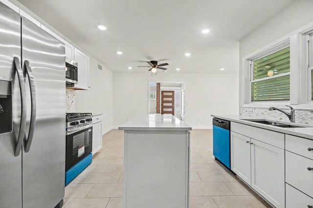 2005 Mary Moody Northen Boulevard, Galveston, TX 77551