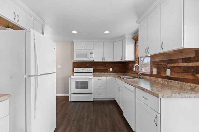 505 BLUEBIRD LANE, Green Bay, WI 54303