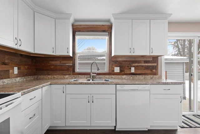 505 BLUEBIRD LANE, Green Bay, WI 54303