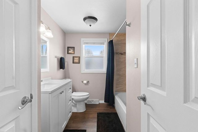 505 BLUEBIRD LANE, Green Bay, WI 54303