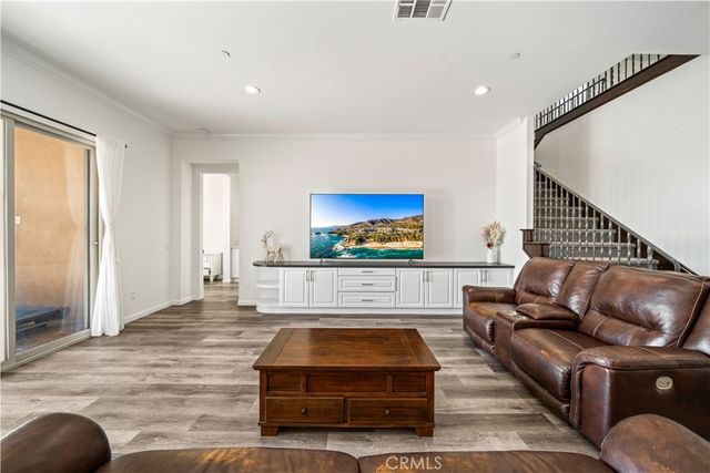 702 E Lemon Swirl, Azusa, CA 91702