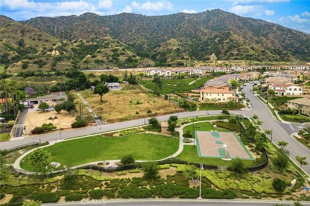 702 E Lemon Swirl, Azusa, CA 91702