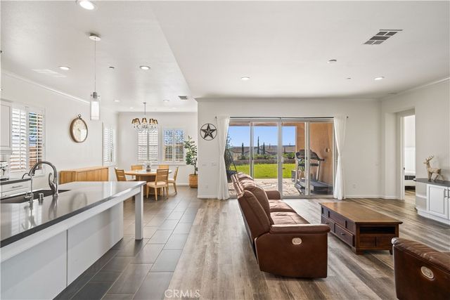 702 E Lemon Swirl, Azusa, CA 91702