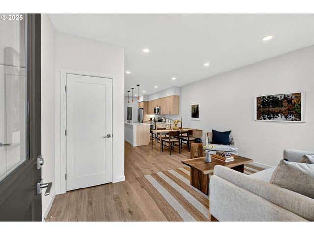 7248 Ne Going St, Portland, OR 97218