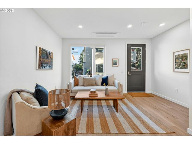 7248 Ne Going St, Portland, OR 97218