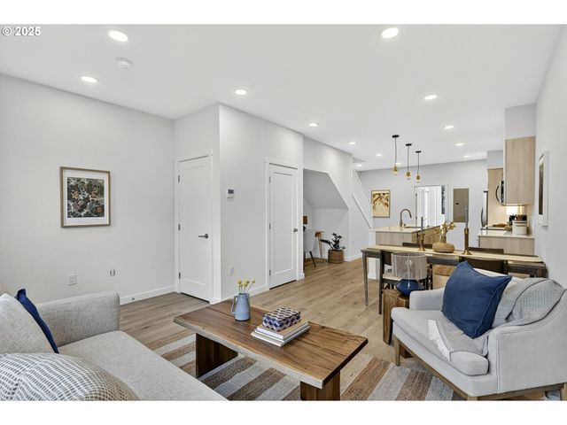 7248 Ne Going St, Portland, OR 97218