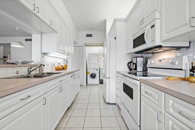 109 Half Moon Circle G3, Hypoluxo, FL 33462