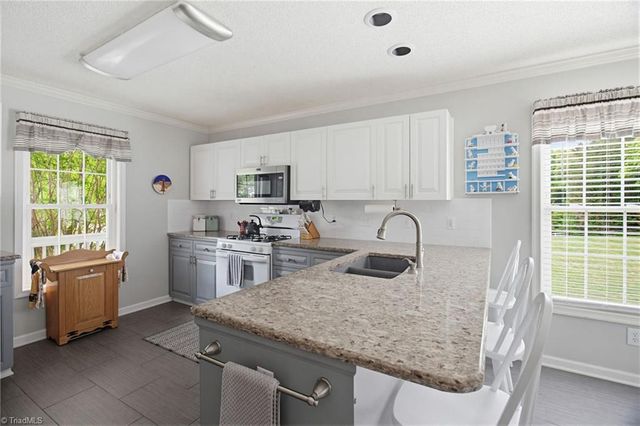 9321 Deer Path Lane, Kernersville, NC 27284