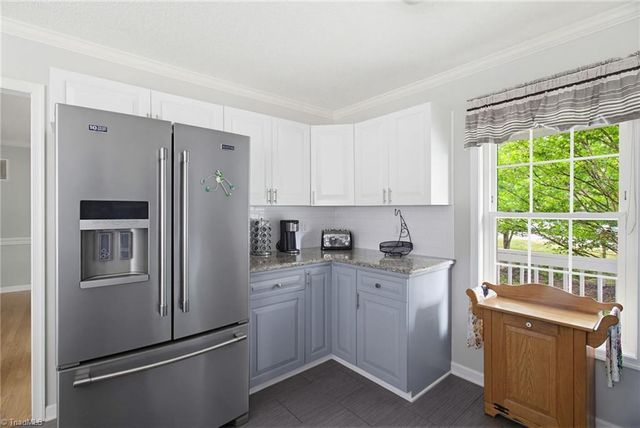 9321 Deer Path Lane, Kernersville, NC 27284