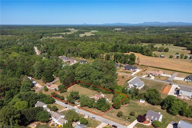 9321 Deer Path Lane, Kernersville, NC 27284