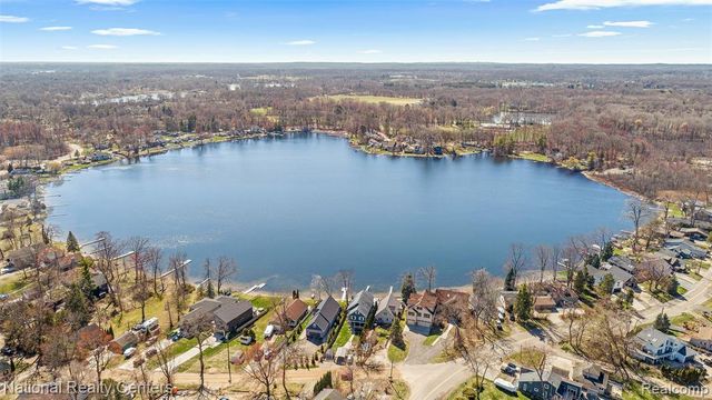 1100 Clearwater Boulevard, White Lake, MI 48386