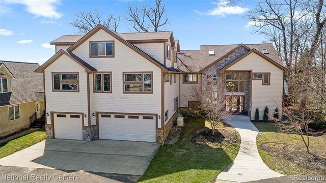 1100 Clearwater Boulevard, White Lake, MI 48386