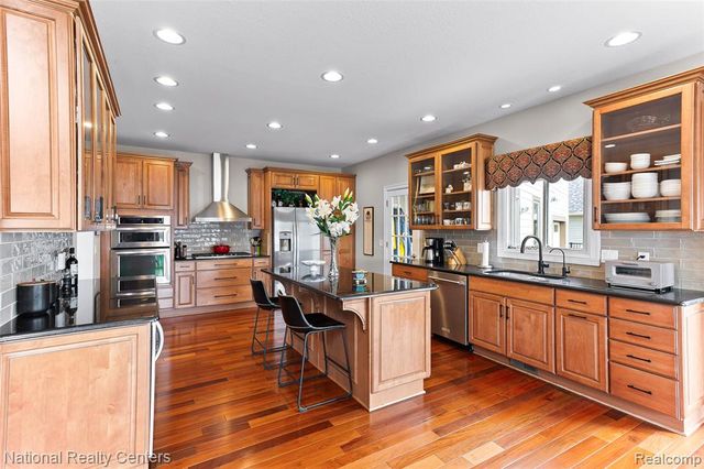 1100 Clearwater Boulevard, White Lake, MI 48386