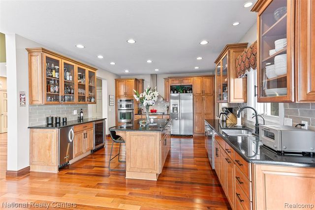 1100 Clearwater Boulevard, White Lake, MI 48386