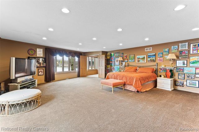 1100 Clearwater Boulevard, White Lake, MI 48386