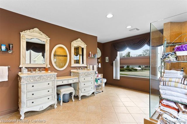 1100 Clearwater Boulevard, White Lake, MI 48386