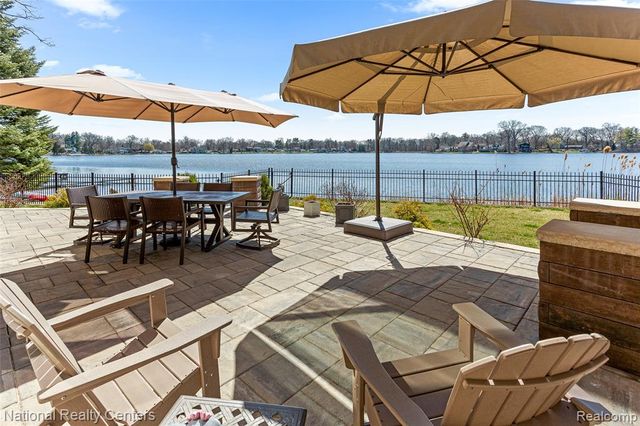 1100 Clearwater Boulevard, White Lake, MI 48386