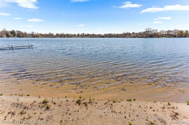 1100 Clearwater Boulevard, White Lake, MI 48386