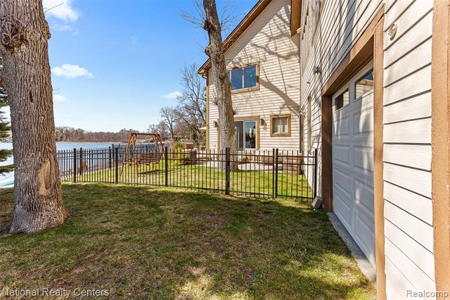 1100 Clearwater Boulevard, White Lake, MI 48386