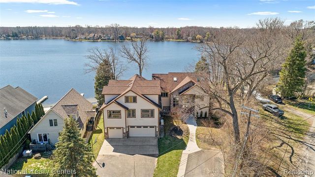 1100 Clearwater Boulevard, White Lake, MI 48386