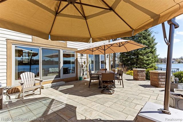 1100 Clearwater Boulevard, White Lake, MI 48386