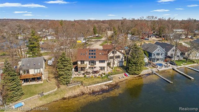 1100 Clearwater Boulevard, White Lake, MI 48386