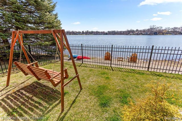 1100 Clearwater Boulevard, White Lake, MI 48386