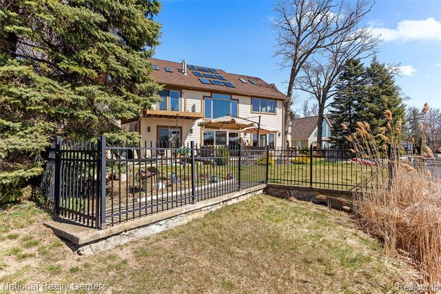 1100 Clearwater Boulevard, White Lake, MI 48386