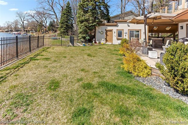1100 Clearwater Boulevard, White Lake, MI 48386
