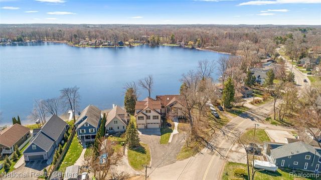 1100 Clearwater Boulevard, White Lake, MI 48386