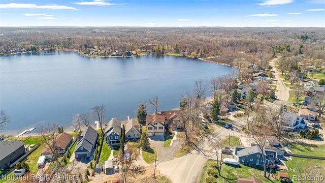 1100 Clearwater Boulevard, White Lake, MI 48386