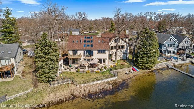 1100 Clearwater Boulevard, White Lake, MI 48386