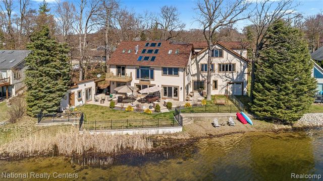 1100 Clearwater Boulevard, White Lake, MI 48386