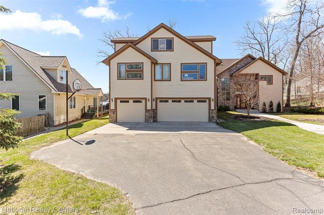 1100 Clearwater Boulevard, White Lake, MI 48386
