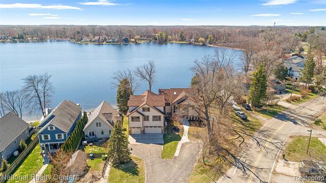 1100 Clearwater Boulevard, White Lake, MI 48386