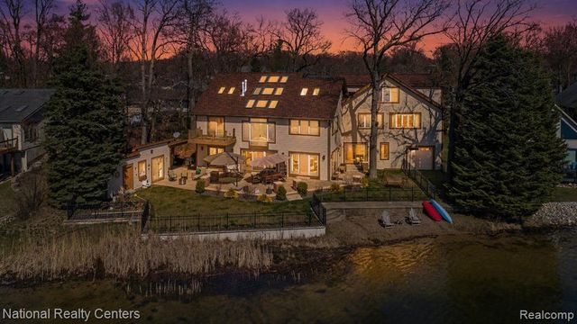 1100 Clearwater Boulevard, White Lake, MI 48386