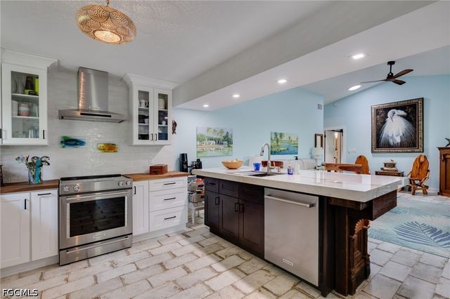1318 Junonia ST, Sanibel, FL 33957