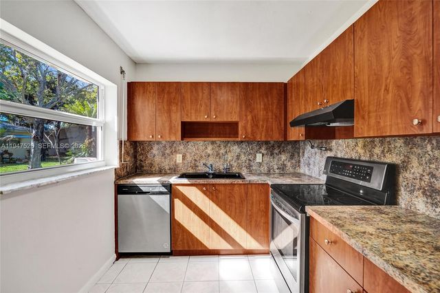 2621 SW Natura Ave, Deerfield Beach, FL 33441