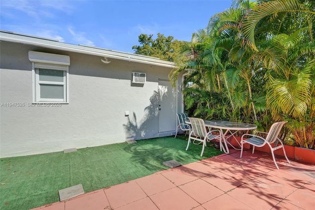 2621 SW Natura Ave, Deerfield Beach, FL 33441