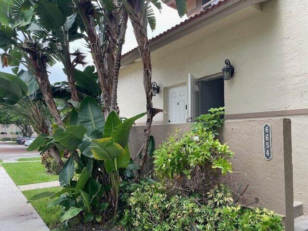 6654 Via Regina, Boca Raton, FL 33433